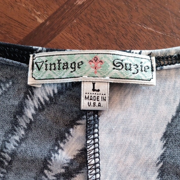 Vintage Suzie Black and White Graphic Short Sleeve Blouse. #802 - Picture 2 of 6
